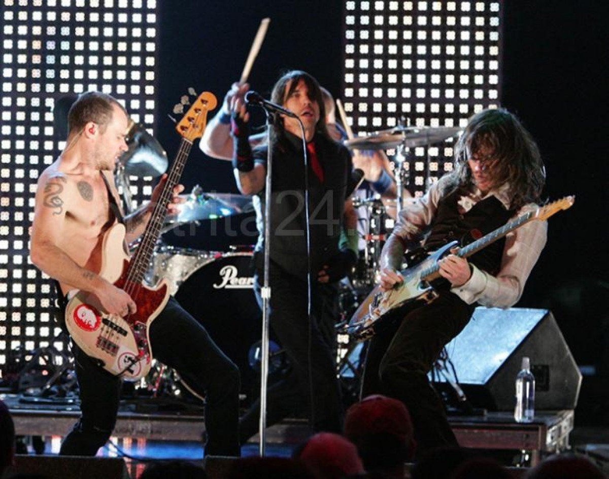 1323165602red-hot-chili-peppers-50.jpg